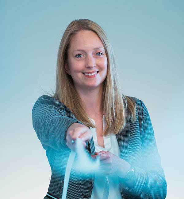 H&B Mitarbeiterin Svenja mit einem leuchtenden Stahlband in der Hand